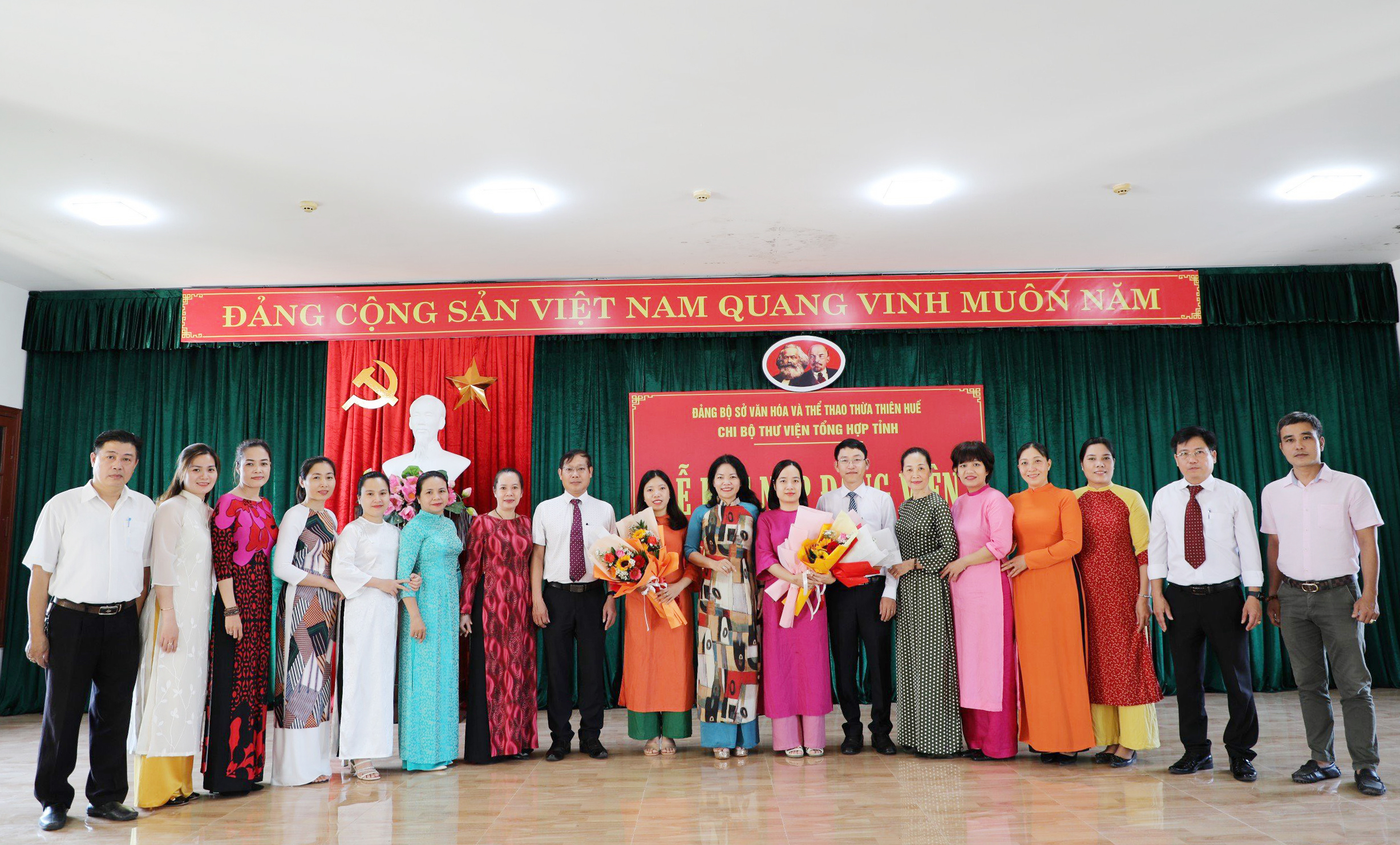 Chi bộ Thư viện Tổng hợp tỉnh tổ chức Lễ kết nạp đảng viên